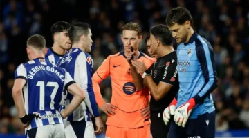 تجوز الحدود.. تصريحات نارية من دي يونج ضد حكم مباراة برشلونة وسوسيداد